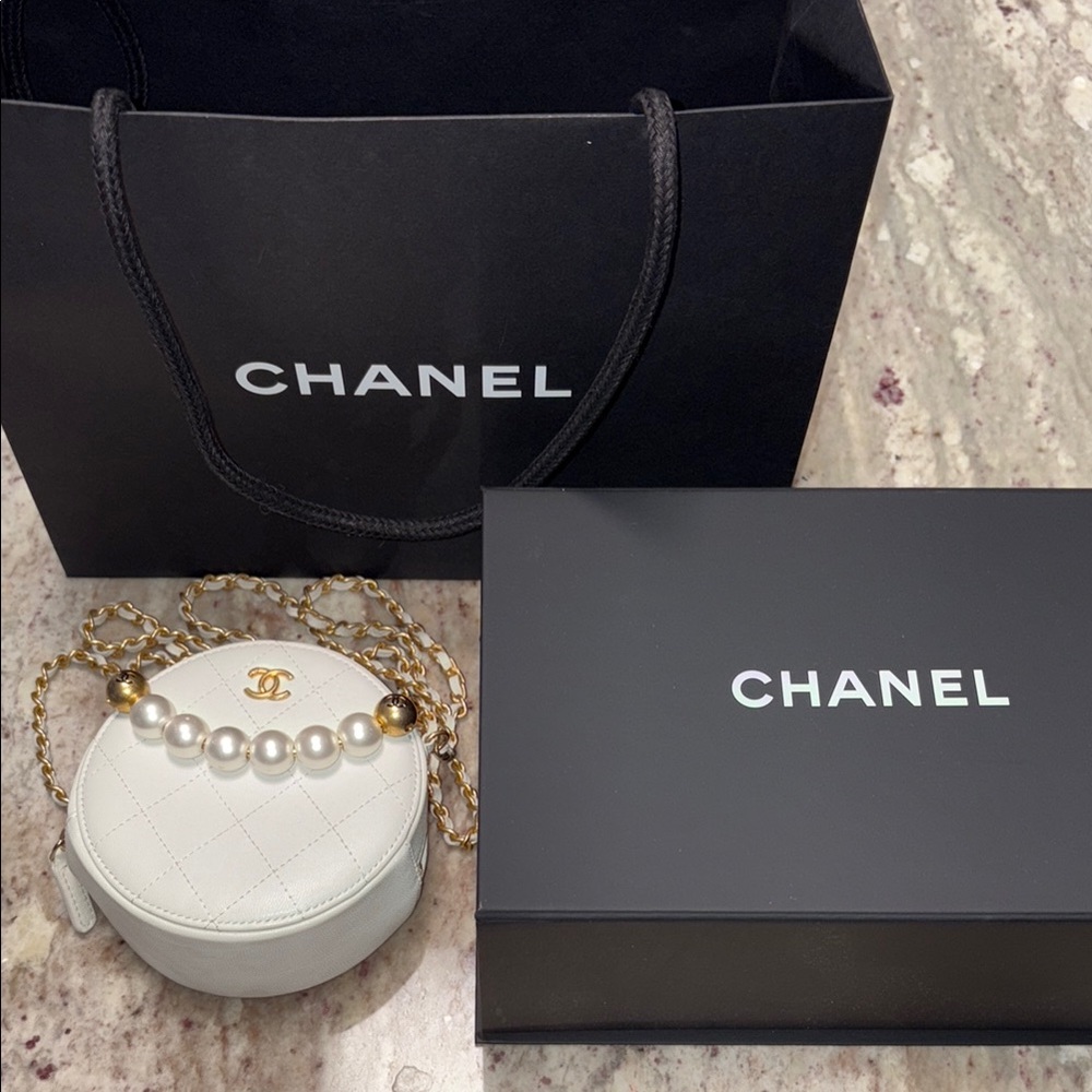 *RARE* Chanel Pearl Round Clutch with Chain White Lambskin & Gold Hardware